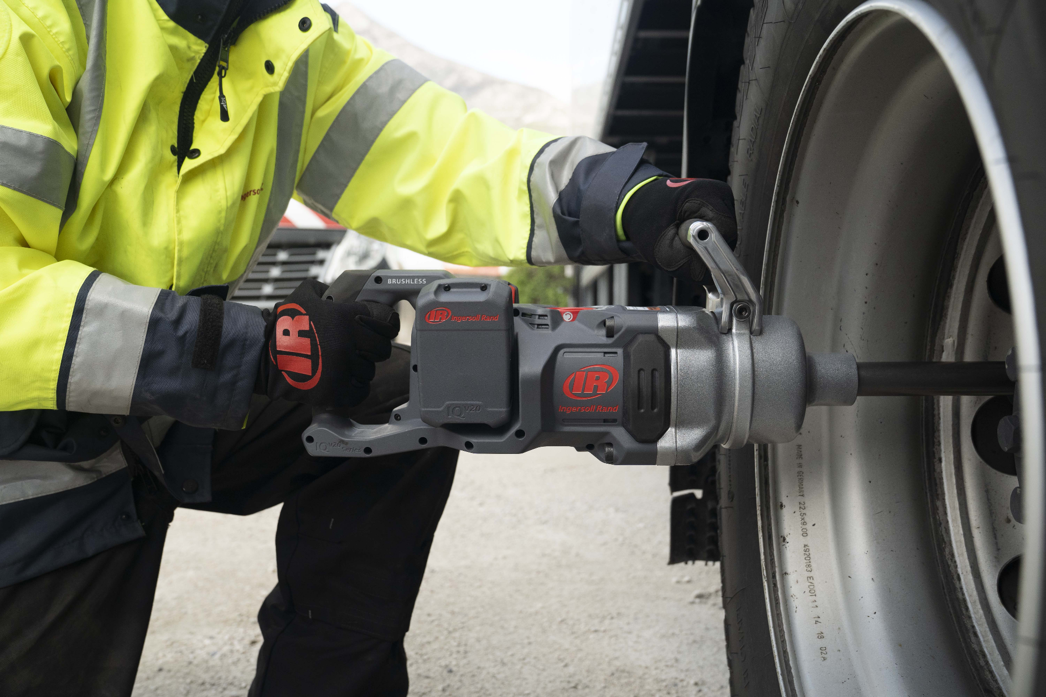 Ingersoll Rand UAE pneumatic impact wrench for aviation maintenance